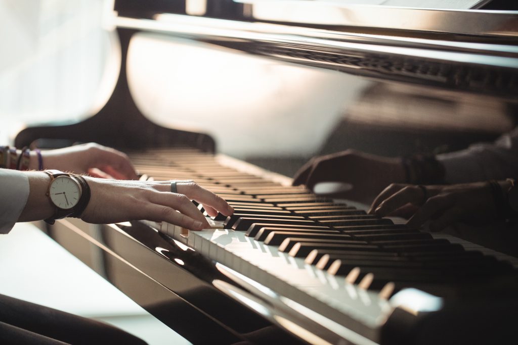 Mujer tocando un piano con exceso de humedad